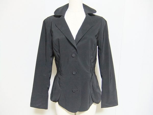 凛としたスマートな雰囲気をプラスしてくれます！ヒロココシノのジャケットをお売りいただきました