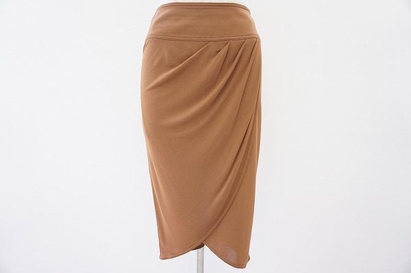 華やかからシンプルトップスまで相性抜群!セリーヌのスカートを買取しました