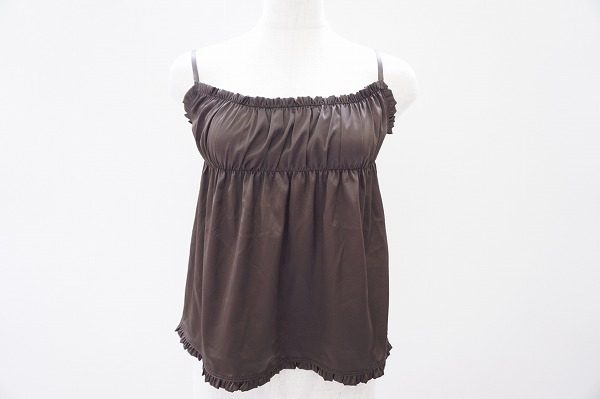 フリルが女性らしさを演出しつつもどこかシックな印象に。フォクシーのキャミソールを買取しました