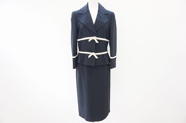 ネイビー×ホワイトのコントラストが爽やかな雰囲気に！マックスマーラのスカートスーツを買取しました