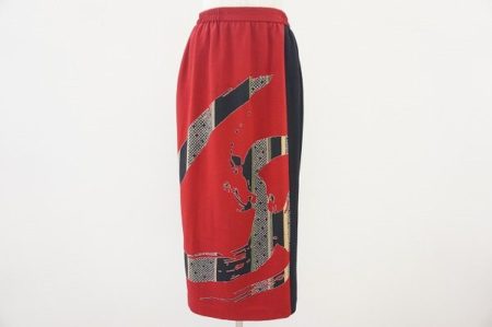 太陽のようなレッドが存在感を放つ！詩仙堂のスカートをお売りいただきました