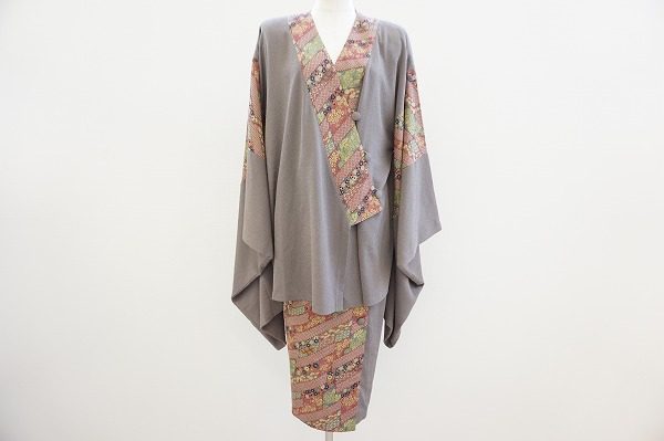 着物の優美さが手軽に体感できる優れもの！詩仙堂のセットアップをお売りいただきました