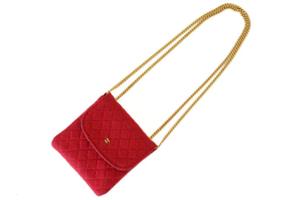 ビビッドカラーで差し色にもなる！シャネルのミニチェーンポーチを買取しました