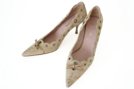 シンプルなのに隅々までこだわられたデザインが素敵！プラダのパンプスを買取しました