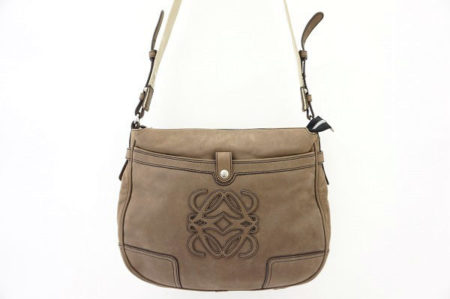 お出かけや旅のお供にも大活躍！ロエベメッセンジャーバッグを買取しました