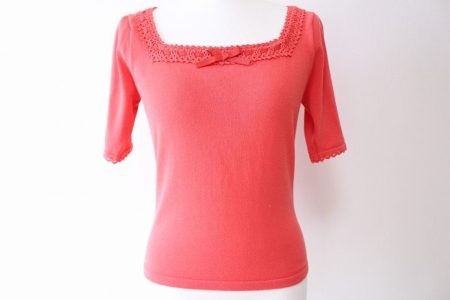 お顔周りをスッキリ華やかに見せたい方に！エムズグレイシーのニットを買取しました