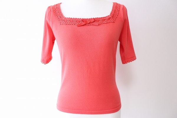 お顔周りをスッキリ華やかに見せたい方に！エムズグレイシーのニットを買取しました