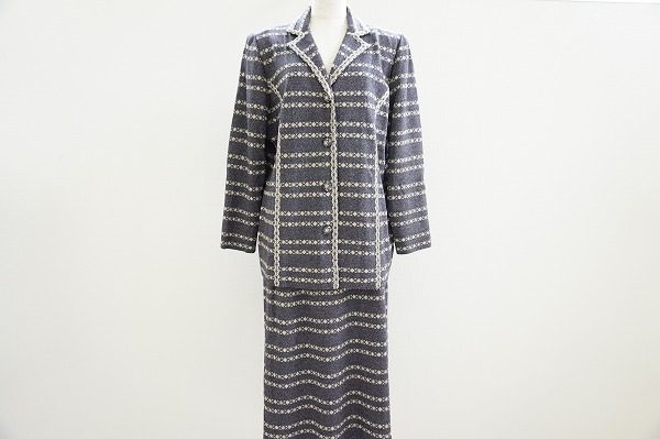 1セットあると品よく決まる!斉藤都世子のスカートスーツをお売りいただきました