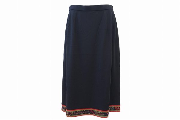 裾部分のオレンジでどこか柔らかい印象に！レオナールのスカートをお売りいただきました