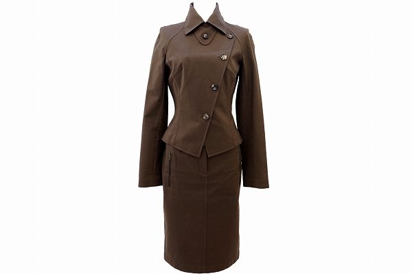 女性のラインが綺麗に表現できる!セリーヌのスカートスーツを買取しました