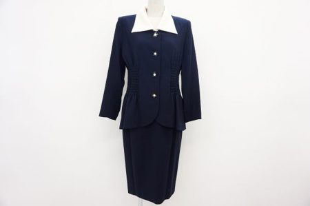 どこか遊び心ある襟がアクセントに！ハナエモリのスカートスーツをお売りいただきました