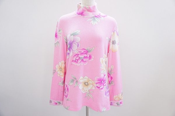 ほんのりピンクが女性らしさを運んできます！レオナールのセーターをお売りいただきました