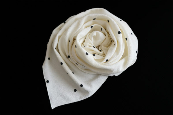 シンプルなドットが清潔感を演出！詩仙堂のスカーフをお売りいただきました