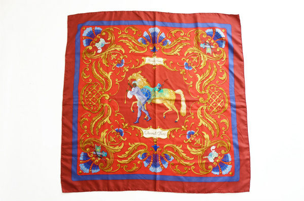 華やかながら高貴なデザイン！エルメスのスカーフを買取しました