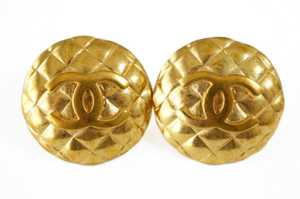 ビビッ！と耳元を煌びやかにしたい方にオススメ シャネルのイヤリングを買取しました