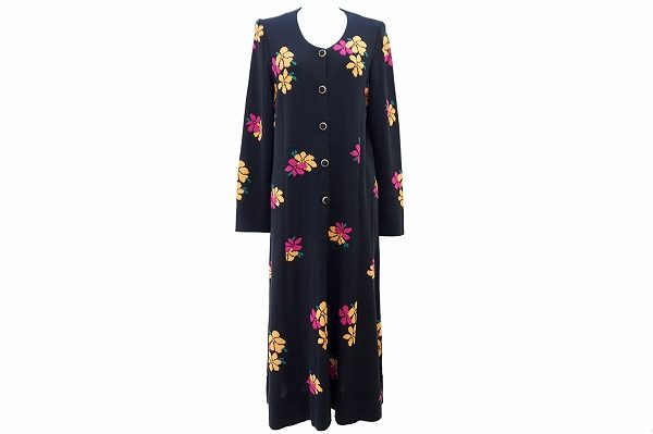 ポップな花柄がダークカラーに映える!斉藤都世子のワンピースをお売りいただきました