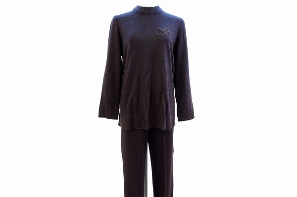 ボトルネックで締まった印象に!斉藤都世子のセットアップを買取しました