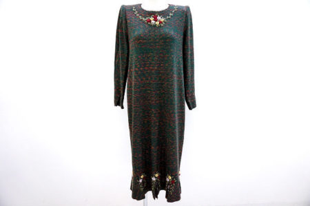 バランスよく散りばめられた刺繍がアクセントに！斉藤都世子のワンピースをお売りいただきました