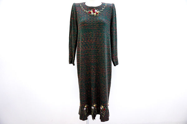 バランスよく散りばめられた刺繍がアクセントに！斉藤都世子のワンピースをお売りいただきました