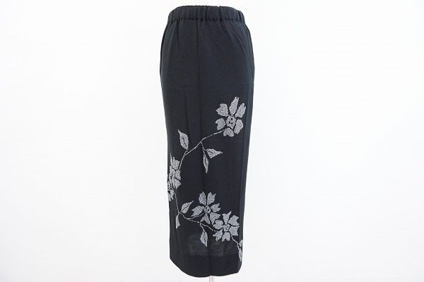 ブラック×お花柄のバランスが絶妙です!斉藤都世子のニットスカートをお売りいただきました