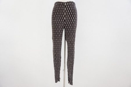 シンプルなトップスと相性バッチリ！イッセイミヤケのパンツを買取しました