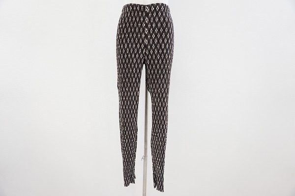 シンプルなトップスと相性バッチリ！イッセイミヤケのパンツを買取しました