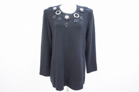 胸元のビジューが上品かつ清楚な印象に！斉藤都世子のセーターを買取しました