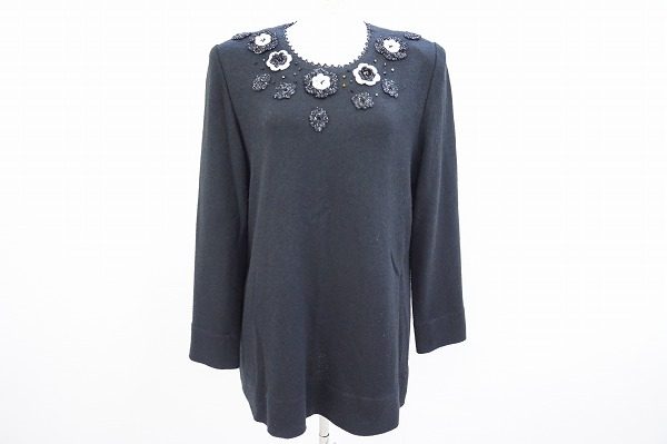 胸元のビジューが上品かつ清楚な印象に！斉藤都世子のセーターを買取しました