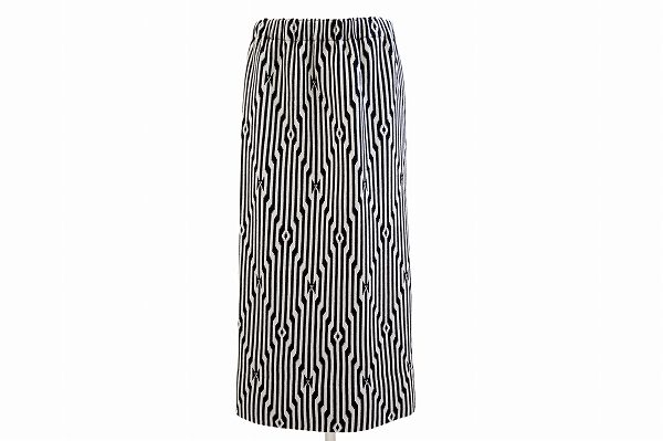 締まりのある印象にしてくれる!斉藤都世子のニットスカートをお売りいただきました