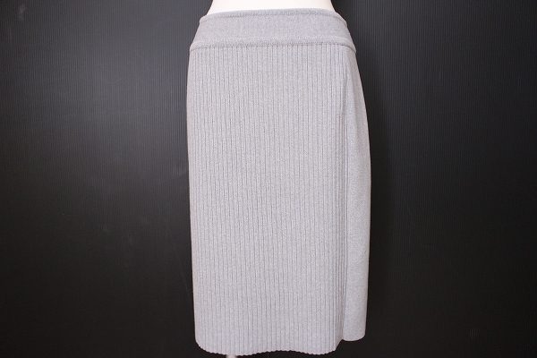 濃い色でも薄い色でも相性よしの万能アイテム!ジュンアシダのスカートをお売りいただきました