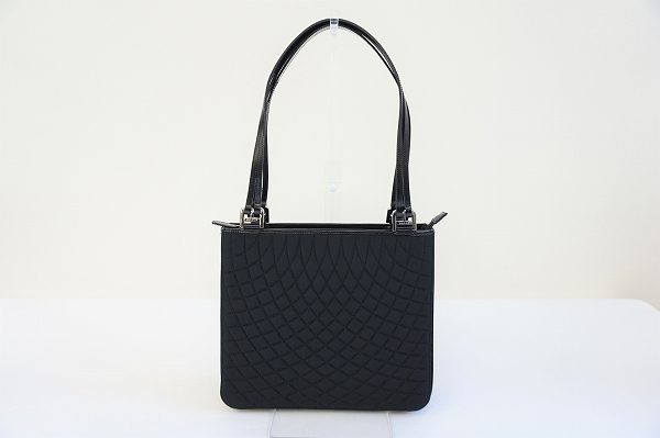 肩にかけられてスマートさが光る!バリーのハンドバッグを買取しました