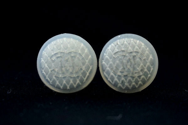 シンプルな服装もさりげなくおしゃれに！シャネルのイヤリングを買取しました