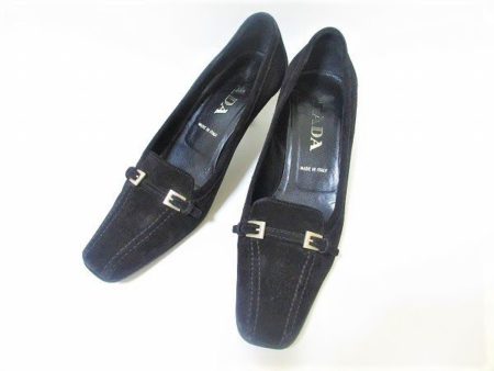 足元にも季節感を与えるスエードパンプス！プラダ