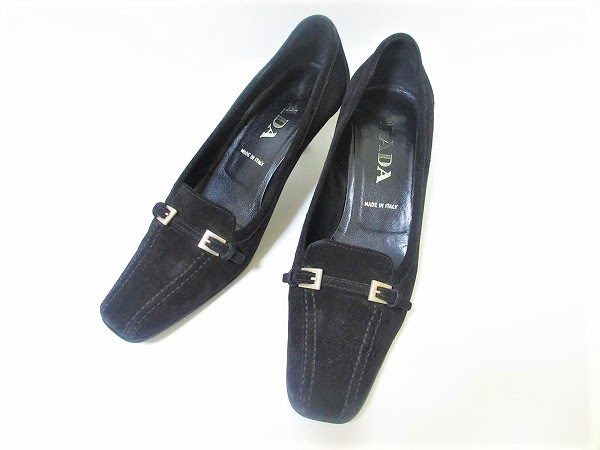 足元にも季節感を与えるスエードパンプス！プラダ