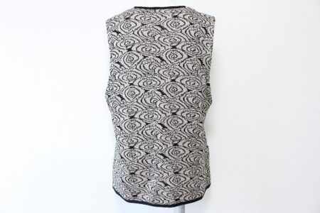 シャツの上からでも！インナーでも使い方は自由！斉藤都世子のベストをお売りいただきました