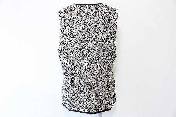 シャツの上からでも!インナーでも使い方は自由!斉藤都世子のベストをお売りいただきました