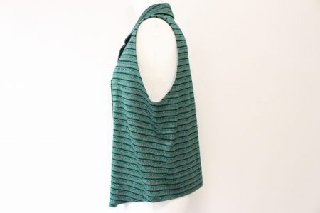 Tシャツやカットソーに加えてもおしゃれに決まる！斉藤都世子のベストニットをお売りいただきました