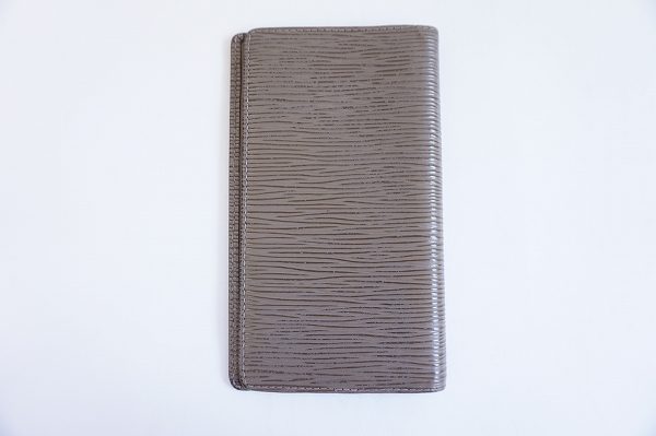 財布の買い替えで不用になったルイヴィトンの財布を買取いたしました