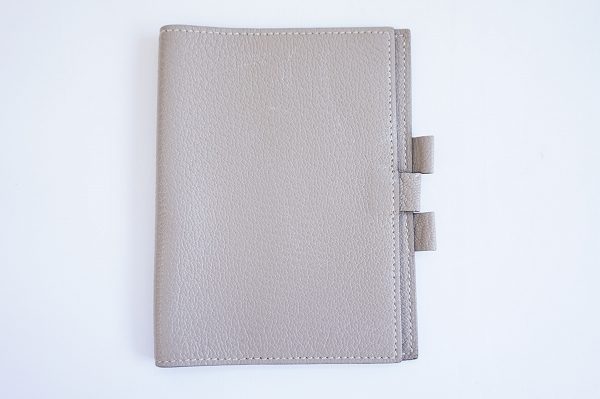 日々使うものだからこそ高品質でシンプルなモノを！エルメス手帳カバー アジェンダ グレーを買取しました