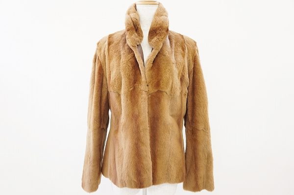 エレガントでありながらも華奢見えが叶う!ロエベ毛皮コートを買取しました