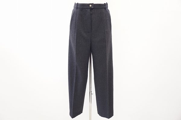 さりげないロゴが上品！シャネルのパンツを買取しました