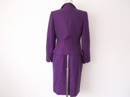 高貴なカラー紫で上質な仕上がりを目指しませんか 銀座マギーのスカートスーツをお売りいただきました
