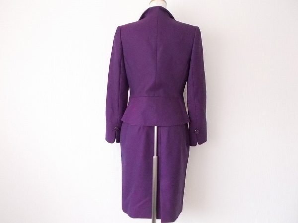 高貴なカラー紫で上質な仕上がりを目指しませんか 銀座マギーのスカートスーツをお売りいただきました