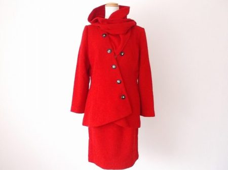 パワーを感じる赤で元気な印象に！ミスアシダのスカートスーツをお売りいただきました