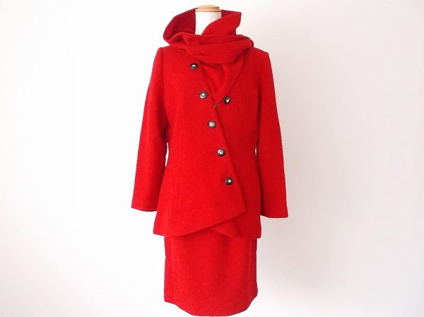 パワーを感じる赤で元気な印象に！ミスアシダのスカートスーツをお売りいただきました