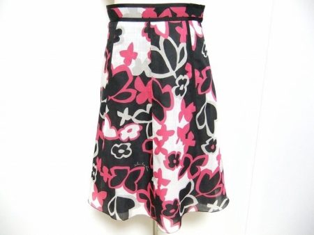 華やかで斬新な柄が目を惹く！アルマアンローズのスカートを買取しました