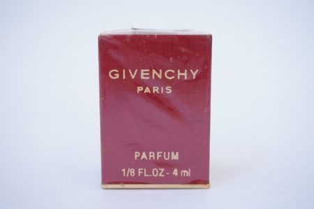 おしゃれな箱が目を惹く！ジバンシィの香水を買取しました