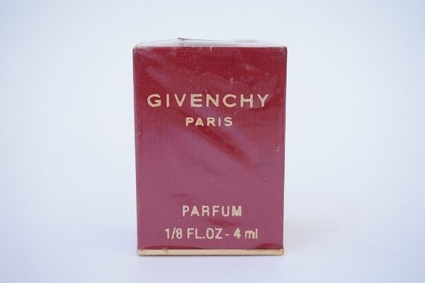 おしゃれな箱が目を惹く！ジバンシィの香水を買取しました