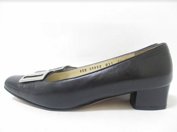 フェラガモよりコーデを引き締めるブラックのパンプスを買取させて頂きました。