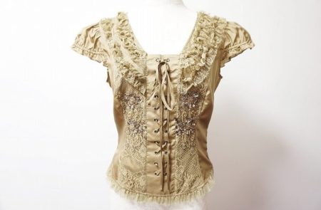 所々のビジューが適度な輝きを放ってくれます！伊太利屋のカットソーをお売りいただきました